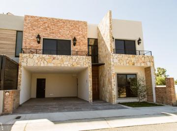 Casa · 360m² · 5 Recámaras · 2 Estacionamientos · Casa de 334 m² con 5 Recámaras en Venta en Zirándaro