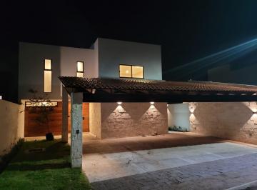 Casa · 356m² · 3 Recámaras · 2 Estacionamientos · Casa de 352 m² con 3 Recámaras en Venta en Arcos de San Miguel