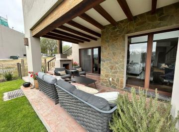 Casa · 300m² · 3 Recámaras · 2 Estacionamientos · Casa de 300 m² con 3 Recámaras en Renta en Club de Golf Las Ventanas