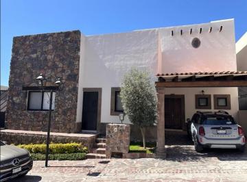 Casa · 280m² · 4 Recámaras · 2 Estacionamientos · Casa de 300 m² con 4 Recámaras en Venta en Villa de Los Frailes