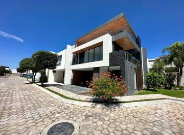 Casa · 328m² · 4 Recámaras · 2 Estacionamientos · Casa en Venta en Lomas de Angelópolis III