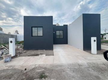 Casa de 2 habitaciones, Villa de Alvarez · Casa en Venta Fracc. Tulipanes con 2 Recamaras, Sala con Vista Al Jardín, 1 Baño Villa de Álvarez