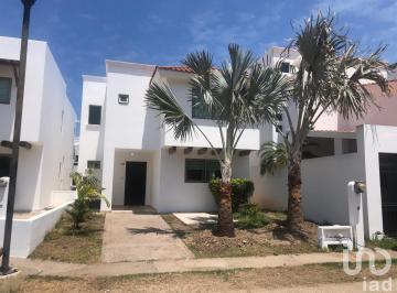 Casa · 200m² · 3 Recámaras · 2 Estacionamientos · Casa en Renta en Castilla de Leon El Cid Mazatlan Sinaloa