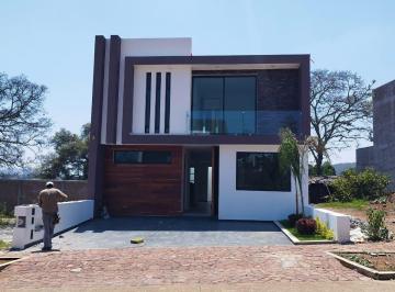 Casa · 216m² · 4 Recámaras · 2 Estacionamientos · Casa en Venta en Praderas Altozano II | 4 Recámaras | Jardín | Acabados Premium | $5.3 Mdp