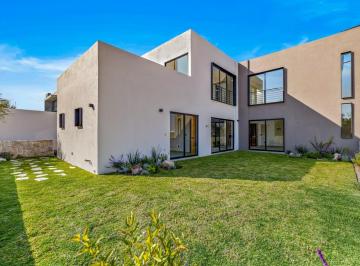 Casa · 260m² · 4 Recámaras · 2 Estacionamientos · Casa de 345 m² con 4 Recámaras en Renta en Zirándaro