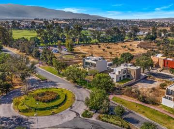 Casa · 260m² · 4 Recámaras · 2 Estacionamientos · Casa de 345 m² con 4 Recámaras en Renta en Zirándaro