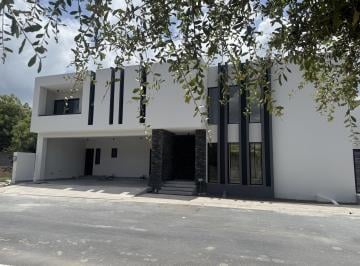 Casa · 427m² · 4 Recámaras · 3 Estacionamientos · Casa en Venta en Los Henares, El Ranchito, Santiago