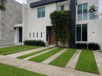 Casa de 4 habitaciones, Zapopan · Casa en Renta Virreyes Residencial, Zapopan