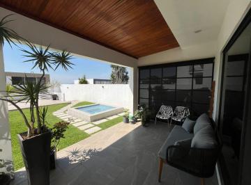 Casa · 300m² · 4 Recámaras · 3 Estacionamientos · Casa en Fraccionamiento en Burgos Temixco - Maz - 2721 - Fr
