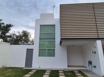 Casa de 3 habitaciones, San Juan del Río · Casa en Venta en Agave Azul con Excedente de Terreno