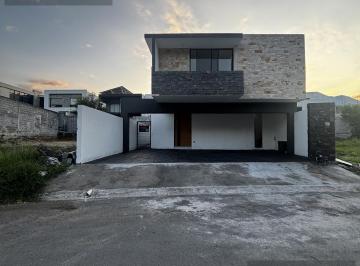 Casa · 321m² · 4 Recámaras · 3 Estacionamientos · Casa en Venta Santiago con Habitación en Planta Baja