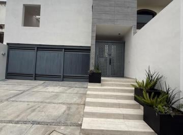 Casa · 290m² · 3 Recámaras · 2 Estacionamientos · Casa en Venta en Cumbres 5to Sector