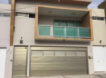 Casa · 246m² · 3 Recámaras · 2 Estacionamientos · Casa en Venta y en Renta en Boca del Rio, Veracruz a Dos Cuadras del Wtc, con Alberca