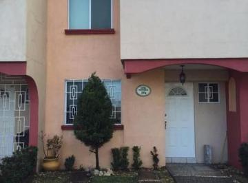Casa · 130m² · 3 Recámaras · 2 Estacionamientos · Bonita Casa Totalmente Amueblada! en Privada con Seguridad y Alberca!