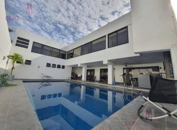 Casa · 630m² · 4 Recámaras · 4 Estacionamientos · Casa en Venta en Veracruz, Fracc. Costa de Oro, con 4 Recámaras, Cochera Para 4 Autos y Alberca