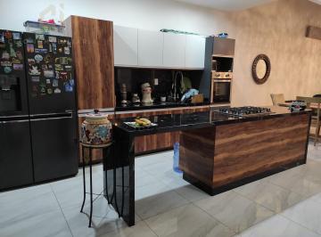 Casa · 281m² · 3 Recámaras · 2 Estacionamientos · Amplia Casa a La Venta, con Desniveles, en Primer Cluster