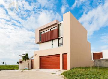 Casa · 250m² · 3 Recámaras · 2 Estacionamientos · Casa en Venta en Veracruz, Fracc. Lomas del Sol, Cocina Integral Equipada con Estufa y Campana, Vist