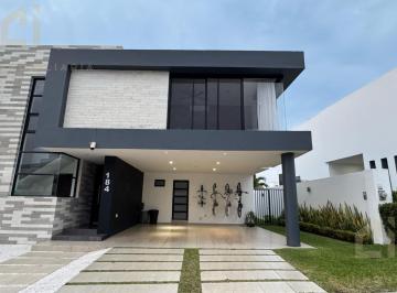 Casa · 335m² · 4 Recámaras · 2 Estacionamientos · Casa en Venta en Fracc. Punta Tiburón, Veracruz, con Alberca