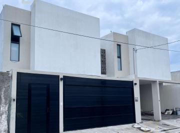 Casa · 188m² · 3 Recámaras · 2 Estacionamientos · Casa en Venta en El Morro, Boca del Río, con Recámara en Planta Baja con Baño Privado y Cochera con