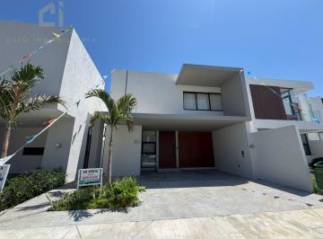 Casa · 210m² · 4 Recámaras · 2 Estacionamientos · Casa en Venta en Lomas del Dorado, Boca del Río, con Recámara en Planta Baja