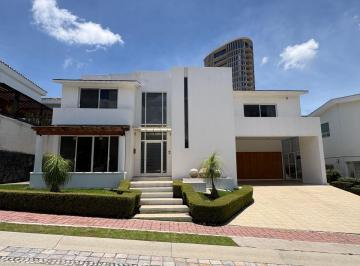 Casa de 3 habitaciones, San Andrés Cholula · Casa en Venta en La Vista Country Club, con Gran Jardín y Luz Natural.