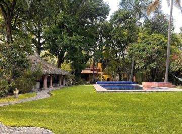 1 · Casa en Xochitepec | Residencia de un Nivel con Amplio Jardín, Alberca, Temazcal y Gran Potencial