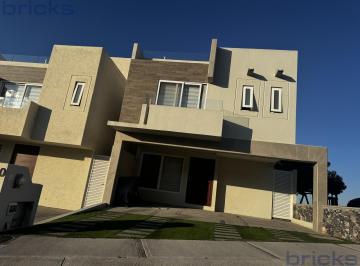 Casa en condominio · 243m² · 3 Recámaras · 2 Estacionamientos · Casa en Venta en Zibatá con Roof Garden y Opción a 4 Recámaras