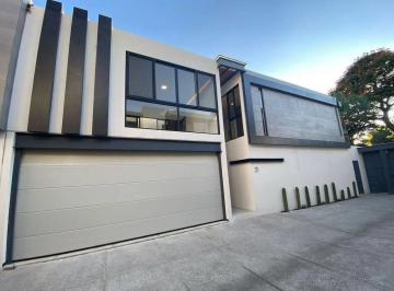 Casa · 204m² · 4 Recámaras · 2 Estacionamientos · Venta de Casa Moderna en Privada de Delicias, Cuernavaca