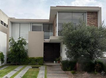 Casa · 239m² · 3 Recámaras · 2 Estacionamientos · Casa en Venta Lomas de Juriquilla con Jardín, Terraza y Cuarto de Servicio