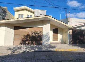 Casa de 3 habitaciones, León · Casa en Venta en Jardines del Moral con 3 Recamaras, 3 Baños y 5 Estacionamientos