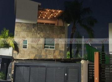 Casa · 335m² · 4 Recámaras · 2 Estacionamientos · Casa en Venta en Monterrey