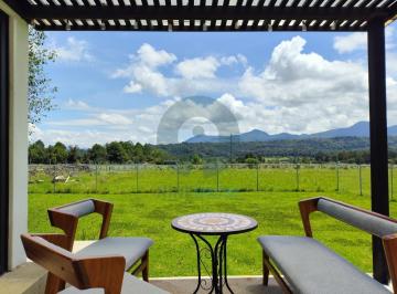 Casa · 100m² · 2 Recámaras · 2 Estacionamientos · Casa en Renta con Jardín y Hermosa Vista a Las Montañas, Valle de Bravo