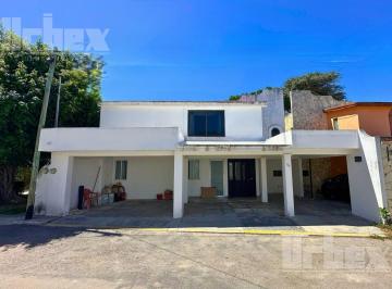 Casa · 273m² · 3 Estacionamientos · Casa Amueblada de 2 Plantas en Renta o Venta en Barrio de Guadalupe, Campeche