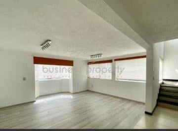 Casa · 230m² · 3 Recámaras · 3 Estacionamientos · En Venta Hermosa Casa de Tres Niveles, con Excelente Ubicación.