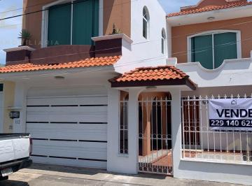 Casa · 222m² · 4 Recámaras · 2 Estacionamientos · Casa en Venta en Fraccionamiento Higueras, Veracruz – 4 Recámaras, 4 Baños, Recámara en Planta Baja