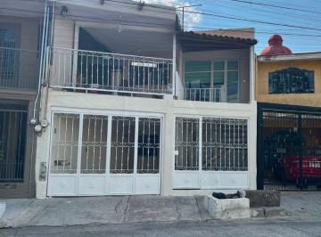 Casa de 6 habitaciones, Guadalajara · ¡Doble Flujo de Efectivo! Casa en Venta con 2 Departamentos Independientes en Ubicación Privilegiada