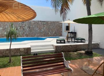 Casa · 360m² · 3 Recámaras · Propiedad en Venta de 2 Niveles con Alberca y 24 m de Frente en Fraccionamiento Costa de Oro, Boca D