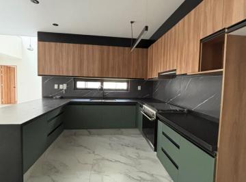 Casa · 240m² · 3 Recámaras · 2 Estacionamientos · Casa en Venta en Fraccionamiento Alto Lago Residencial