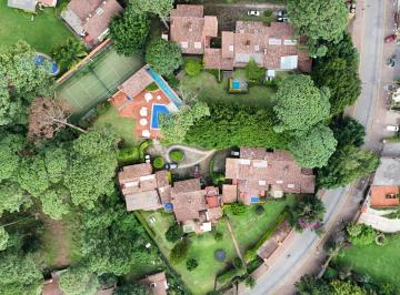Casa en condominio de 4 habitaciones, Valle de Bravo · Casa en Venta en Avandaro