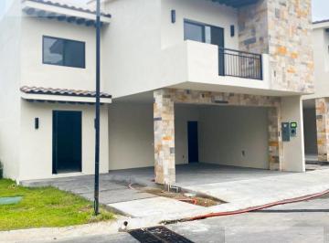 Casa · 353m² · 3 Recámaras · 2 Estacionamientos · Casa en Venta
