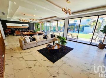 Casa · 674m² · 5 Recámaras · 4 Estacionamientos · Residencia en Venta Mision de Los Lagos Cd. Juarez