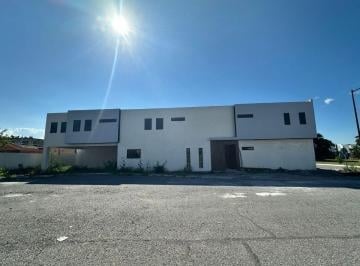Casa de 4 habitaciones, Victoria · Casa en Venta - Privanzas II