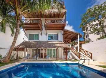 Casa · 360m² · 5 Recámaras · 3 Estacionamientos · Casa en Puerto Morelos Vista Al Mar