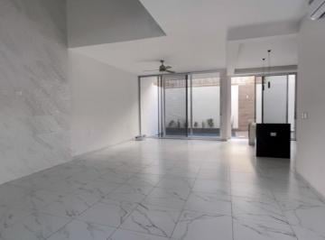 Casa · 265m² · 3 Recámaras · 2 Estacionamientos · Hermosa Casa 3 Hab, 3.5 Baños, Jacuzzi y Alberca en Playa del Carmen