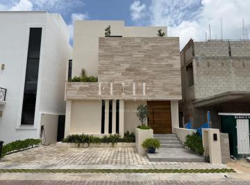 Casa · 449m² · 4 Recámaras · 4 Estacionamientos · Casa en Venta en Via Cumbres de 4 Recamaras, Area de Tv y Alberca con Paneles Solares