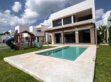 Casa · 500m² · 4 Recámaras · 8 Estacionamientos · Casa en Renta en Residencial Lagos del Sol de 4 Recamaras y Alberca