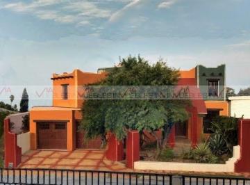 Casa · 355m² · 3 Recámaras · 5 Estacionamientos · Casa en Venta en Montecasino