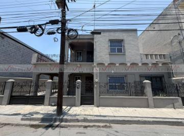 Casa uso de suelo · 235m² · 5 Recámaras · 5 Estacionamientos · Casa con Uso de Suelo en Venta en Regina