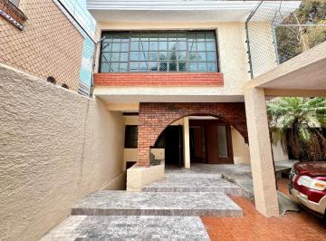 Casa · 420m² · 5 Recámaras · 2 Estacionamientos · Casa en Venta en La Estancia. Zapopan, Jalisco.