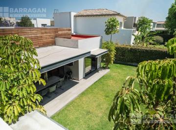 Casa · 640m² · 4 Recámaras · 3 Estacionamientos · Casa en Venta en El Campanario